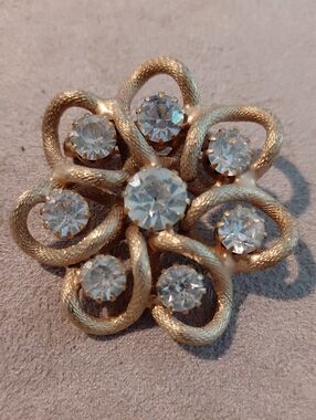Vintage Gold-Tone Crystal Flower Brooch - Gold Clear